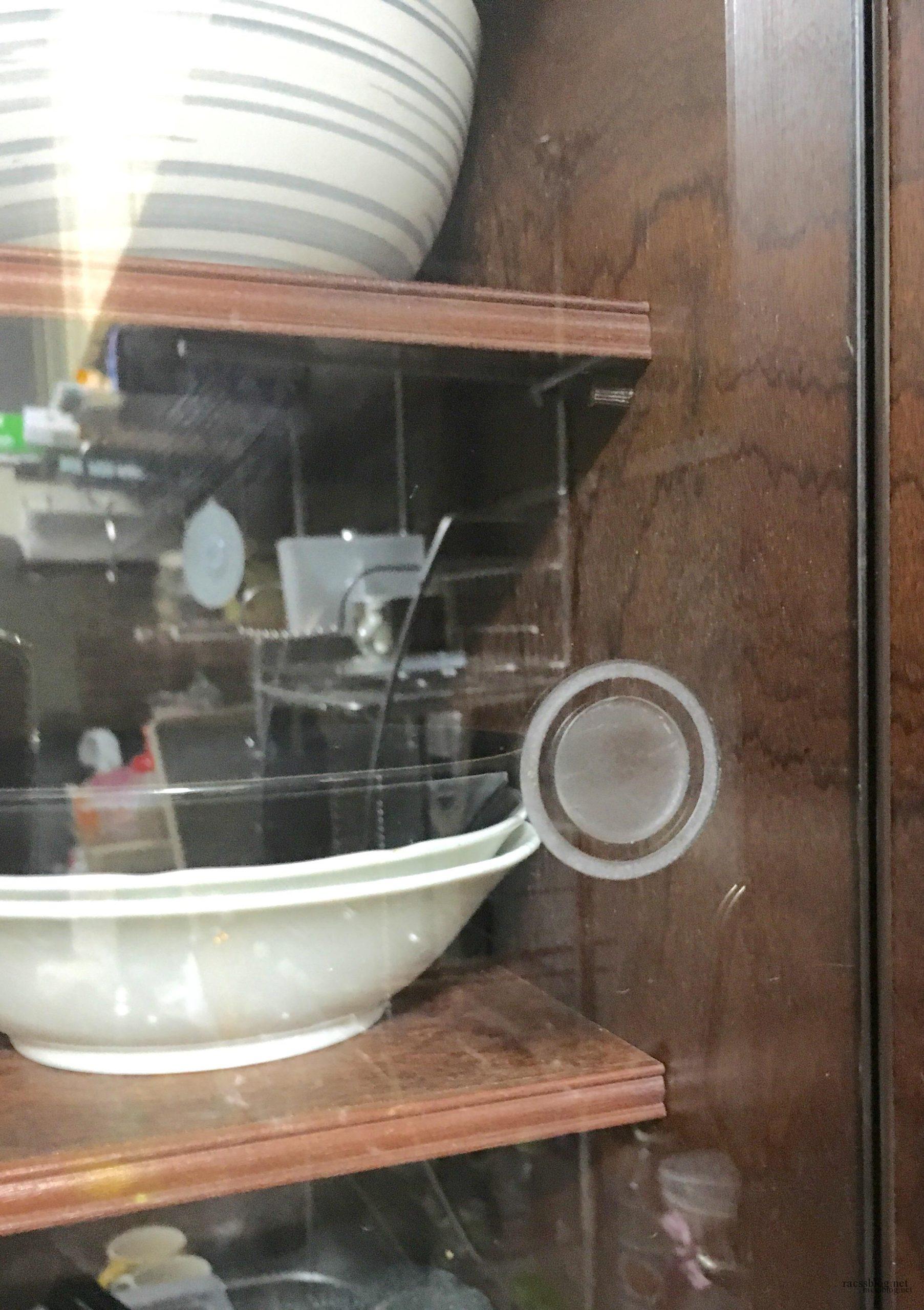 食器棚のガラス扉のつまみを100均吸盤でリメイクしたらとても使いやすい Racssblog 食器棚のガラス扉のつまみを100均吸盤でリメイクしたらとても使いやすい Racssblog