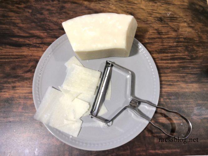 ワイドピーラーでチーズを削る